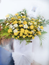 Load image into Gallery viewer, Standing Box - Chrysanthemum &amp; Aster Yellow (Fresh Flower)
