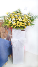 Load image into Gallery viewer, Standing Box - Chrysanthemum &amp; Aster Yellow (Fresh Flower)
