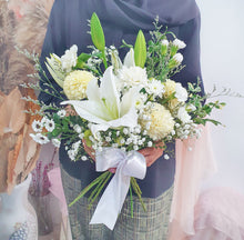 Load image into Gallery viewer, White Lily Bridal (Fresh Flower)

